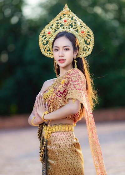 边水往事 电视剧 边水往事电视剧官方海报，墨绿色调，主角站在东南亚边境水域船头，背景是夜雾弥漫的热带丛林